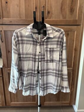 Hollister Women's Plaid Button-Up Shirt in White and Gray